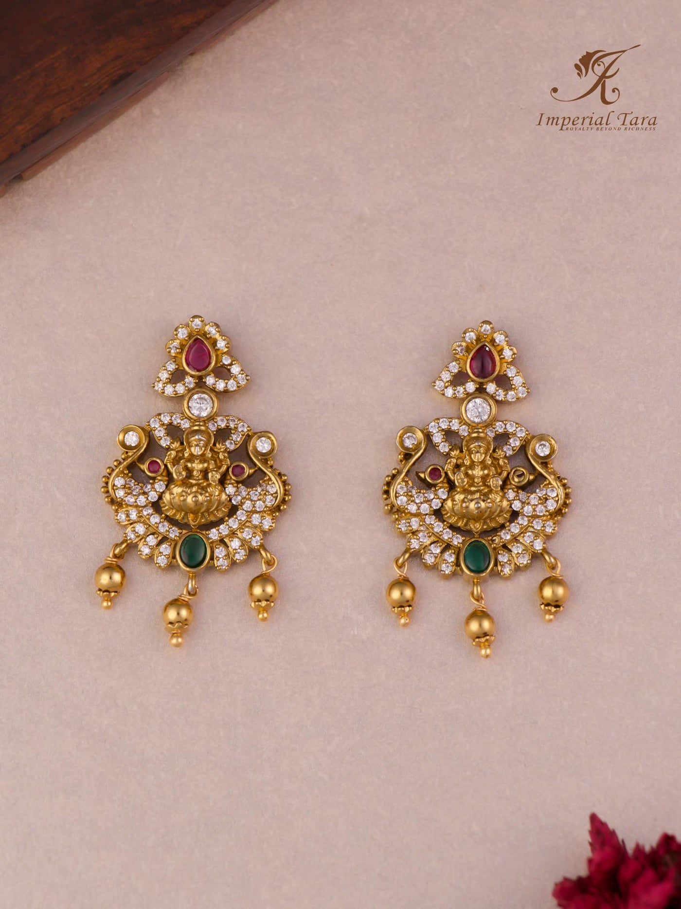 Shop this beautiful earrings which comes with a pendant